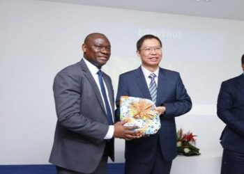 Chinois et Gabriel Ntoungou