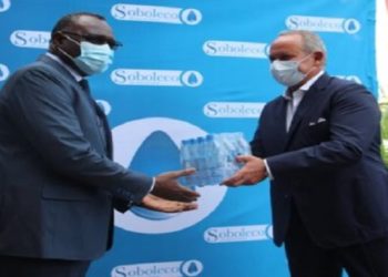 Don de 4032 packs d’eau minérale au ministère de la Santé par SOBRAGA