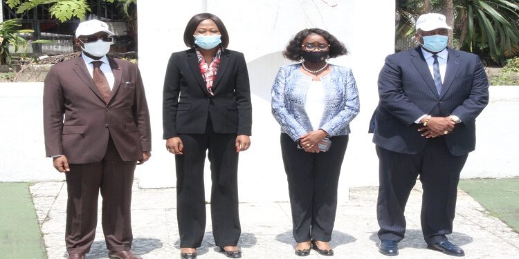 Relance de la promotion du tourisme: Le Ministère du Tourisme offre un City Tour à Mme Sylvie Baipo Temon