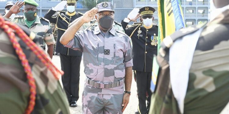Ali Bongo dans son en uniforme de général des corps d’armée lance le 60ème anniversaire de l’armée gabonaise