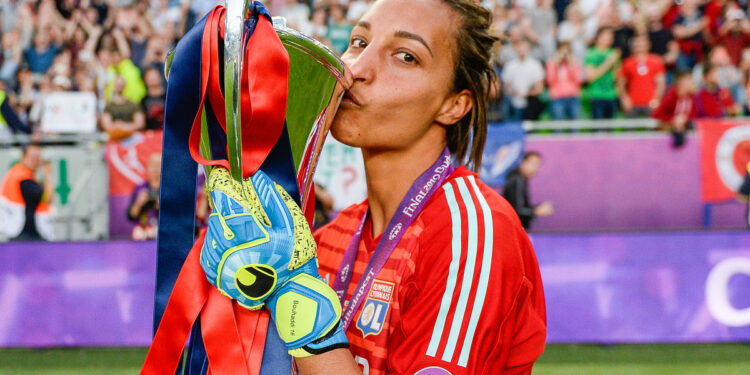 Meilleure gardienne de l’année 2020 : La FIFA décerne le »graal » pour Sarah Bouhaddi