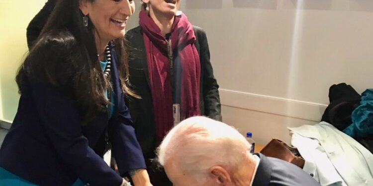 Joe Biden pour son équipe climat, nomme une amérindienne ministre