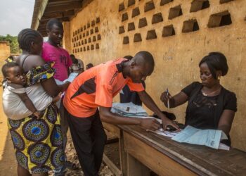 Présidentielle en Centrafrique: l&rsquo;engouement troublé par des dysfonctionnements et des violences