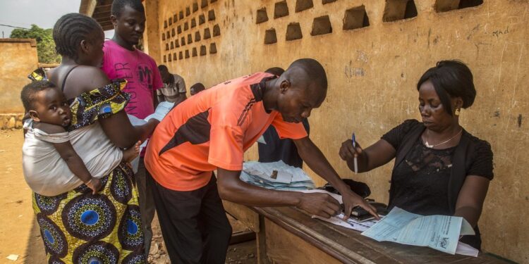 Présidentielle en Centrafrique: l&rsquo;engouement troublé par des dysfonctionnements et des violences