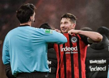 Pour son dernier match  en bundesliga, David Abraham rend hommage aux arbitres