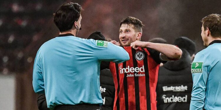 Pour son dernier match en bundesliga, David Abraham rend hommage aux arbitres