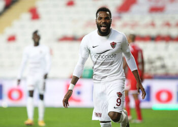 Le serial goaler Aaron Boupendza convoité par Arsenal
