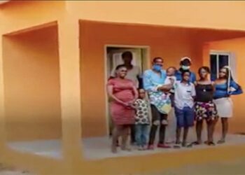 Ali Bongo met le phénoménal Ndong Mboula en haut avec une villa