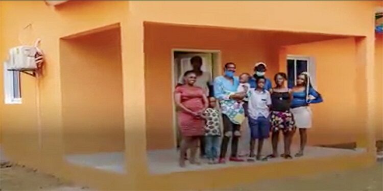 Ali Bongo met le phénoménal Ndong Mboula en haut avec une villa
