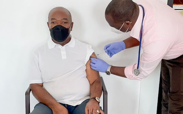 Covid-19: Le Président, Ali Bongo Ondimba donne le bon exemple en se vaccinant