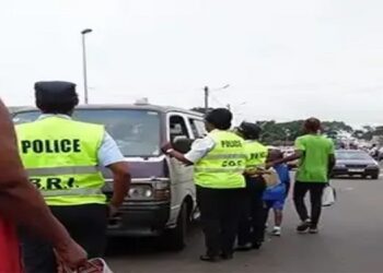 Suspension de neuf policiers pour racket et trafic de drogue