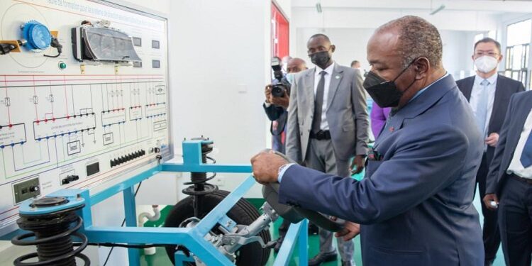 Ali Bongo Ondimba, prend à sa charge la scolarité de la première promotion du Centre de formation multisectoriel à Nkok