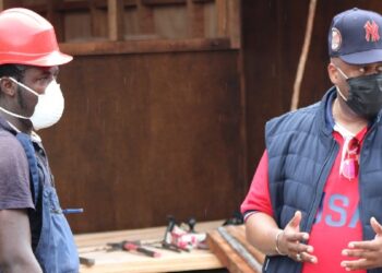 Le ministre Pascal Houangni Ambouroué visite le chantier du lodge petit Loango