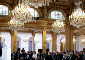 Pardon tardif aux harkis et une réparation promise  par Emmanuel Macron