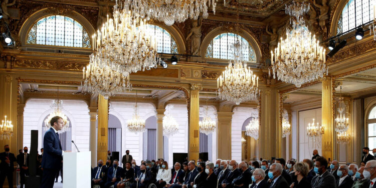 Pardon tardif aux harkis et une réparation promise par Emmanuel Macron