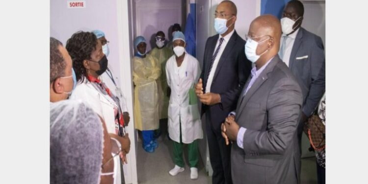 Les ministres Guy Patrick Obiang et Moussa Adamou sur les sites d’infectiologie Covid du Grand Libreville