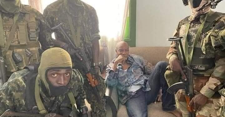 Guinée Conakry, les militaires mutins arrêtent Alpha Condé.