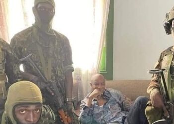 Guinée Conakry, les militaires mutins arrêtent Alpha Condé.