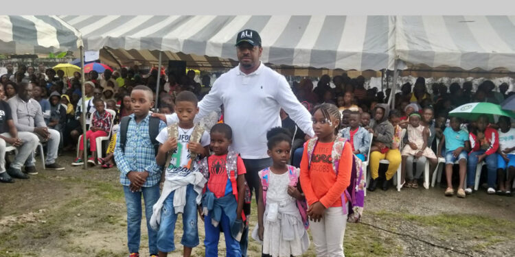 Le député Severin Ndong Ekomié sanctuarise le partage avec 2000 kits scolaires