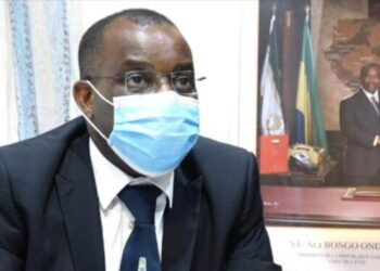 Le Ministre Vincent  de Paul Massassa offre des outils de performance sur le développement durable à son Cabinet