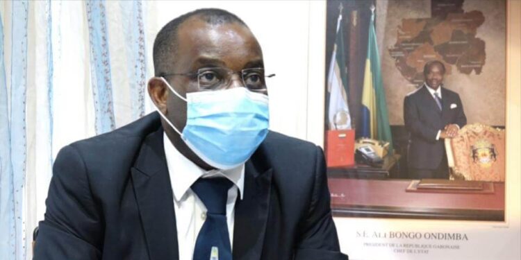 Le Ministre Vincent  de Paul Massassa offre des outils de performance sur le développement durable à son Cabinet