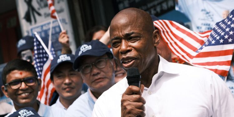 Eric Adams, un ancien policier afro-américain, élu maire de New York