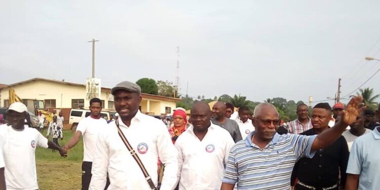 Moukombo et ses démocrates à Bitam