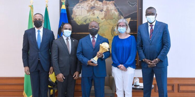 Le trophée tant convoité de la CAN présenté au Chef de l&rsquo;Etat