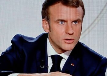 « J&rsquo;assume totalement »: Macron ne renonce pas à ses propos sur les non-vaccinés