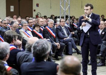 Macron consulte les partis ￼