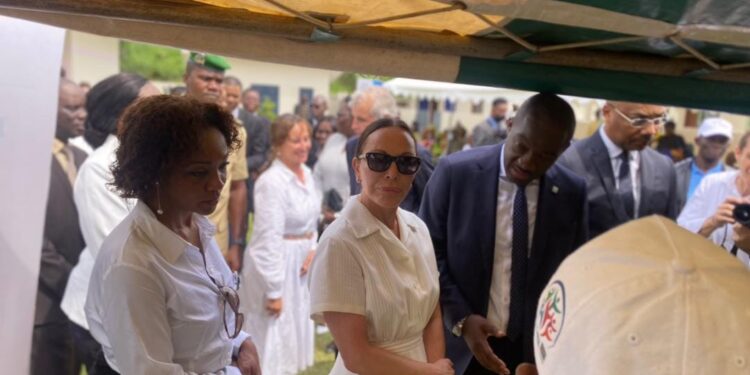 Sylvia Bongo Ondimba visite le centre de santé de Bifoun