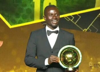 SADIO MANÉ  porté par ses pairs sur le toit de l’Afrique￼