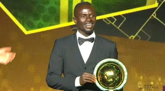 SADIO MANÉ porté par ses pairs sur le toit de l’Afrique