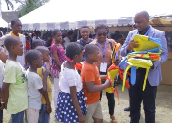 Distribution des kits scolaires dans le 3eme arrondissement de Libreville par le comité de soutien pour la réélection du Président Ali Bongo Ondimba en 2023