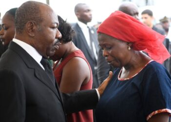 Le couple présidentiel de nouveau aux côtés des familles des victimes.