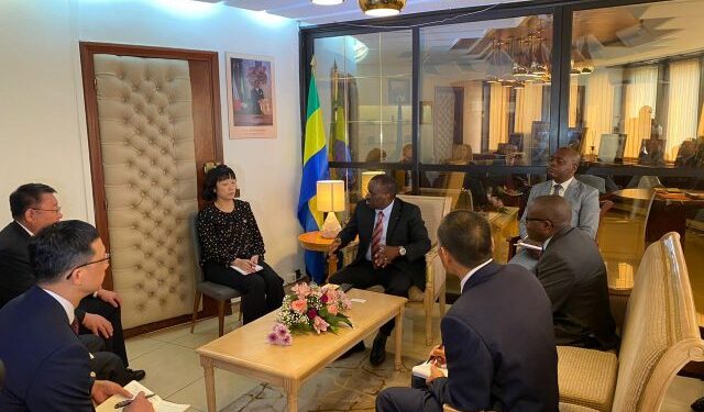 La CNOOC présente ses prévisions au ministre du pétrole Vincent de Paul Massassa