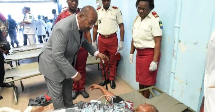 Gabon: Attentif à la situation des victimes du naufrage du navire Esther Miracle, Ali Bongo Ondimba, s’est immédiatement rendu à leur chevet