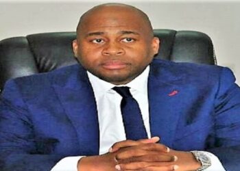 Le ministre Pascal Houangni Ambouroué en concertation avec le personnel de son département