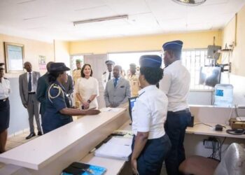Le Chef de l&rsquo; État et la Première Dame visitent l’unité spécialisée du commissariat d’Akanda