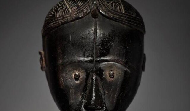 Un masque gabonais vendu aux enchères chez Sotheby’s-France