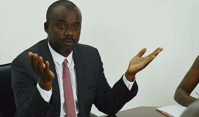 Arnaud Egandji Alangi rend son tablier