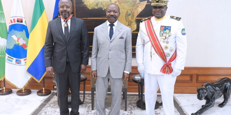 Le Premier Ministre, Chef du gouvernement Alain-Claude BILIE-BY-NZE élevé au rang de Commandeur dans l’Ordre de l’Étoile Équatoriale