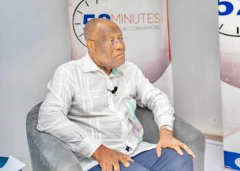 Le professeur Ondo Ossa est descendu d&rsquo;une marche.