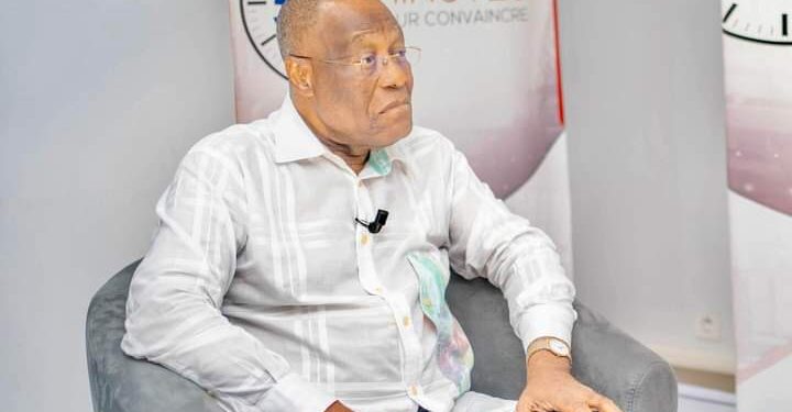 Le professeur Ondo Ossa est descendu d’une marche.