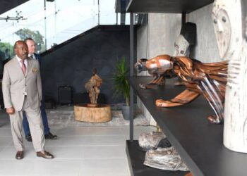 Ali Bongo Ondimba visite le nouveau showroom « Akiba Wood Furniture » à Akanda