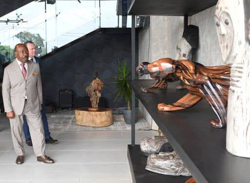 Ali Bongo Ondimba visite le nouveau showroom « Akiba Wood Furniture » à Akanda