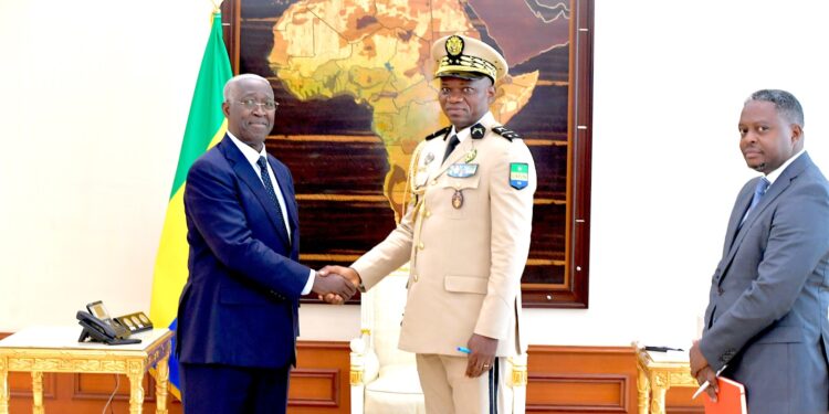 Raymond Ndong Sima le Chef du gouvernement présente la mise en application de la Transition