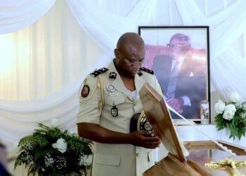 Le président Oligui rend un dernier hommage à l&rsquo;ancien premier ministre Dr Paulin Obame Nguema.