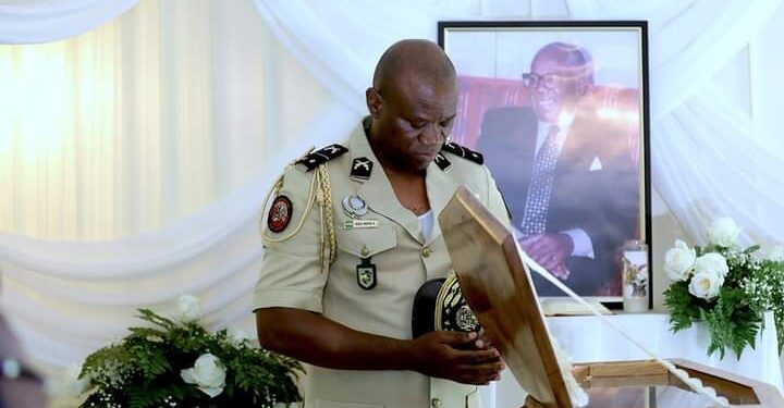Le président Oligui rend un dernier hommage à l&rsquo;ancien premier ministre Dr Paulin Obame Nguema.