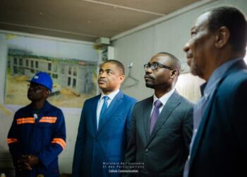 Mays Mouissi visite la salle de conférence de la Direction Nationale des Assurances